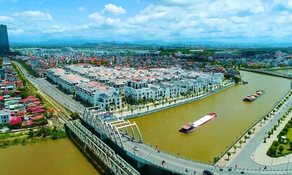 Từ nơi hoang sơ, kiệt quệ, vươn mình thành địa phương duy nhất Việt Nam tăng trưởng GRDP trên 10% suốt 10 năm liên tiếp- Ảnh 1. Từ nơi hoang sơ, kiệt quệ, vươn mình thành địa phương duy nhất Việt Nam tăng trưởng GRDP trên 10% suốt 10 năm liên tiếp- Ảnh 1.