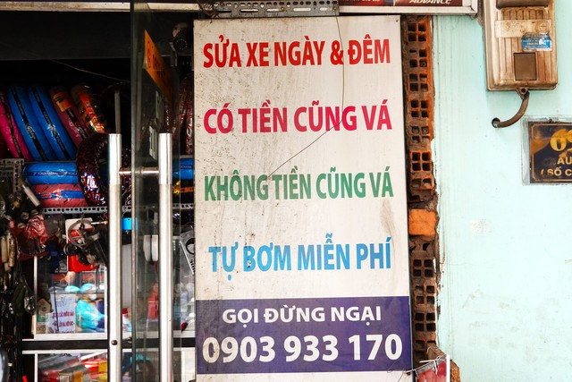 “Gọi đừng ngại” - Tấm biển nhỏ và trái tim lớn của ông chủ tiệm sửa xe 24/7 giữa Sài Gòn- Ảnh 2.