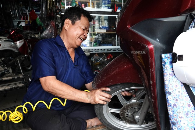 “Gọi đừng ngại” - Tấm biển nhỏ và trái tim lớn của ông chủ tiệm sửa xe 24/7 giữa Sài Gòn- Ảnh 4.