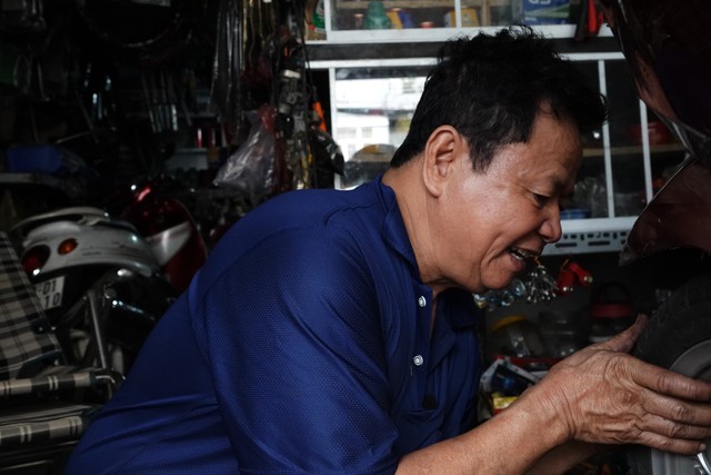 “Gọi đừng ngại” - Tấm biển nhỏ và trái tim lớn của ông chủ tiệm sửa xe 24/7 giữa Sài Gòn- Ảnh 5.