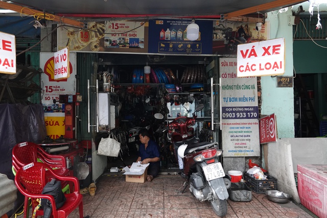 “Gọi đừng ngại” - Tấm biển nhỏ và trái tim lớn của ông chủ tiệm sửa xe 24/7 giữa Sài Gòn- Ảnh 1.