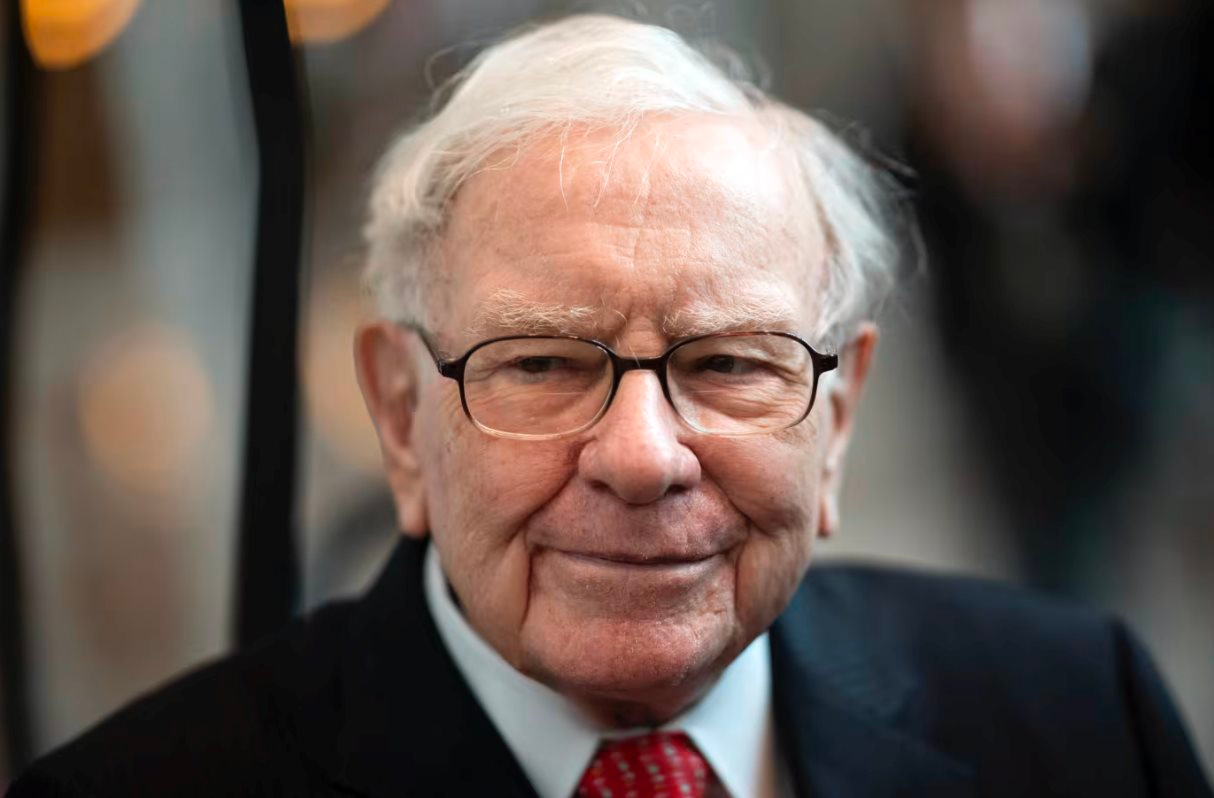 Không còn 'ngồi yên', Warren Buffett vừa "mở hầu bao" khối tiền mặt gần 380 tỷ USD để mua một cổ phiếu khi thị trường lao dốc- Ảnh 1.