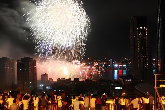 Đua nhau bán chỗ ngồi sân thượng xem pháo hoa Đà Nẵng- Ảnh 2.