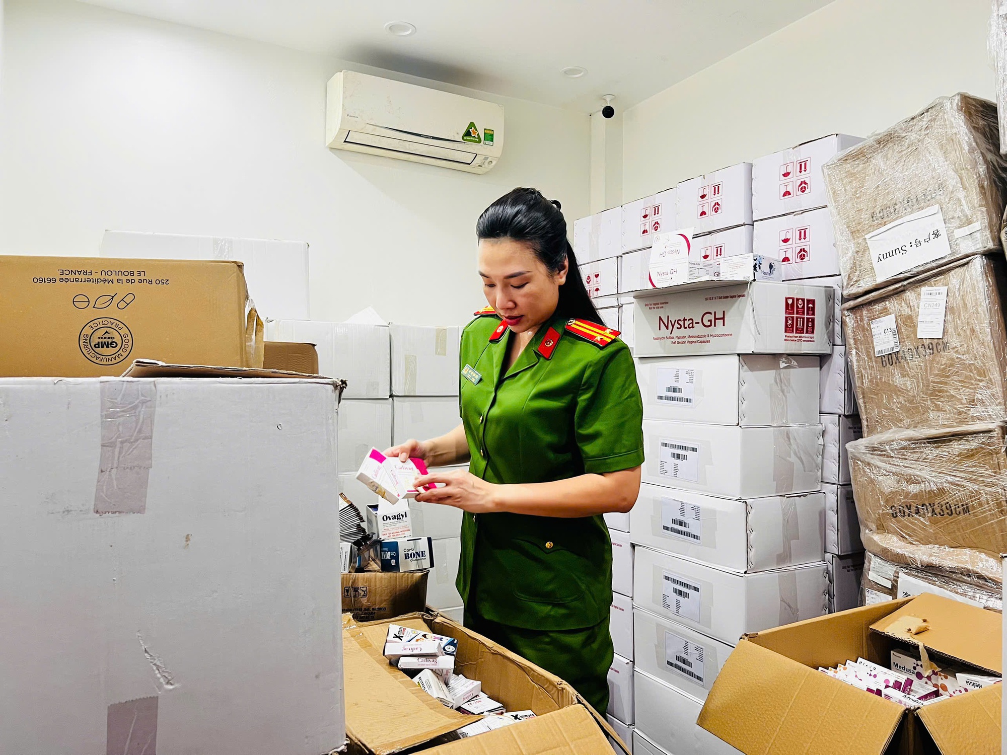 Diễn biến mới vụ dược sĩ làm 100 tấn thực phẩm chức năng, thiết bị y tế giả bán cả vào bệnh viện- Ảnh 2.