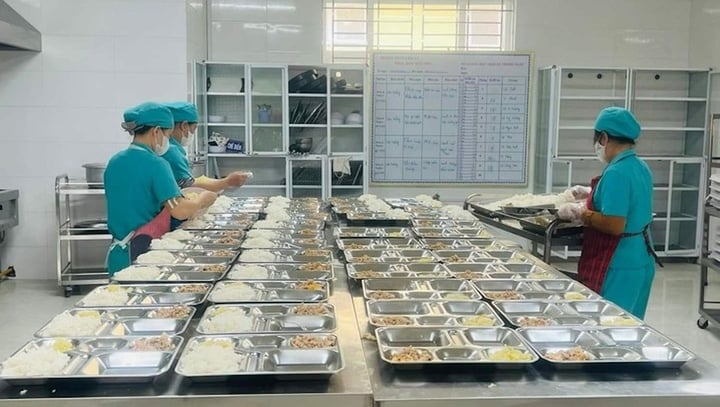 Chủ tịch Quảng Bình yêu cầu xác minh thông tin bữa ăn học sinh bị thu thuế 2 lần- Ảnh 1.