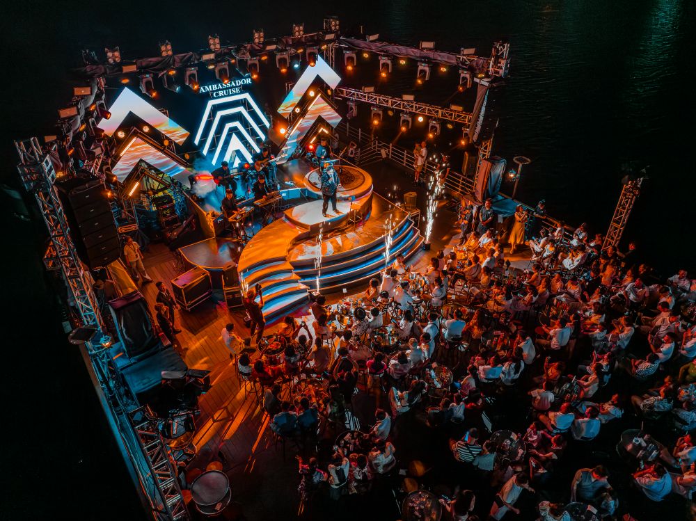 Sự kết hợp với âm nhạc với lightingshow tại Hạ Long: Sản phẩm du lịch mới giải bài toán giữ chân du khách- Ảnh 2.