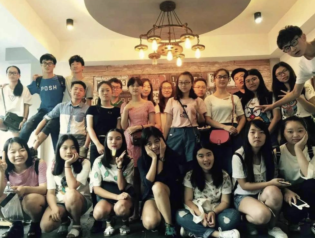 Đi họp lớp, bạn học đại gia "khoe của", còn tôi nói nợ 700 triệu: Sáng hôm sau tôi 1 nhận tin nhắn mà cả đời khó quên- Ảnh 2.