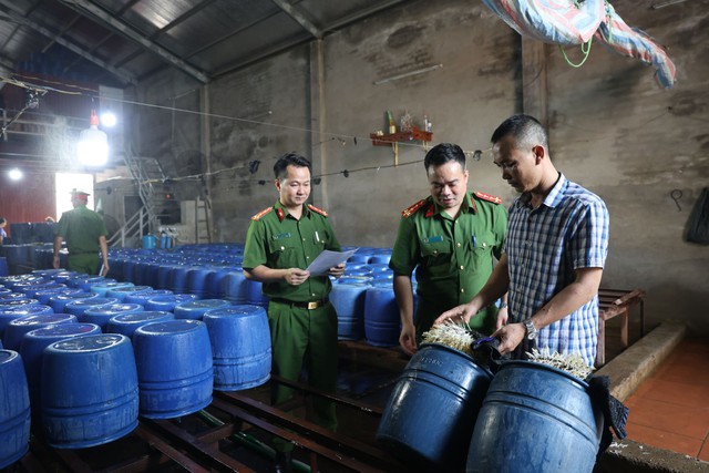 Sản xuất 60 tấn giá đỗ tẩm chất tăng trưởng, chủ cơ sở bị cấm đi khỏi nơi cư trú- Ảnh 1.