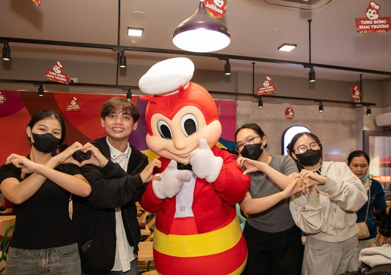 Đại chiến chuỗi thức ăn nhanh: Thị phần Jollibee vượt mặt Lotteria từ 3 năm trước, KFC tụt dốc rõ rệt- Ảnh 3.