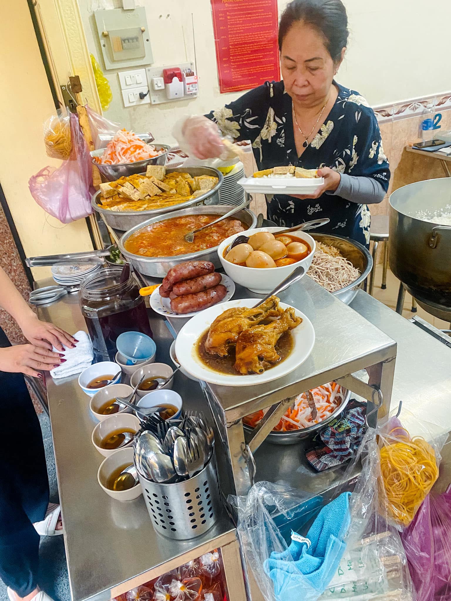 Tiệm cơm lâu năm giữa Quận 1 bỗng nghỉ bán khiến khách tiếc ngẩn ngơ, biết lý do phía sau còn bất ngờ hơn- Ảnh 2.