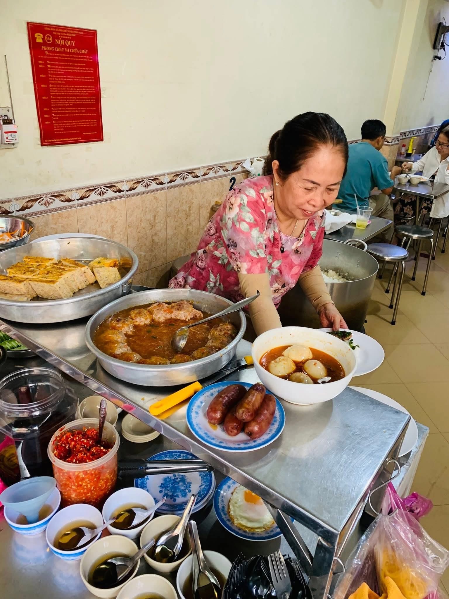 Tiệm cơm lâu năm giữa Quận 1 bỗng nghỉ bán khiến khách tiếc ngẩn ngơ, biết lý do phía sau còn bất ngờ hơn- Ảnh 12.