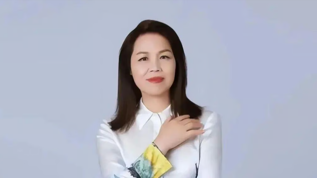 Nóng: Một tỷ phú đôla Mỹ vừa được bổ nhiệm làm phó hiệu trưởng trường ĐH hàng đầu Trung Quốc- Ảnh 1. Nóng: Một tỷ phú đôla Mỹ vừa được bổ nhiệm làm phó hiệu trưởng trường ĐH hàng đầu Trung Quốc- Ảnh 1.