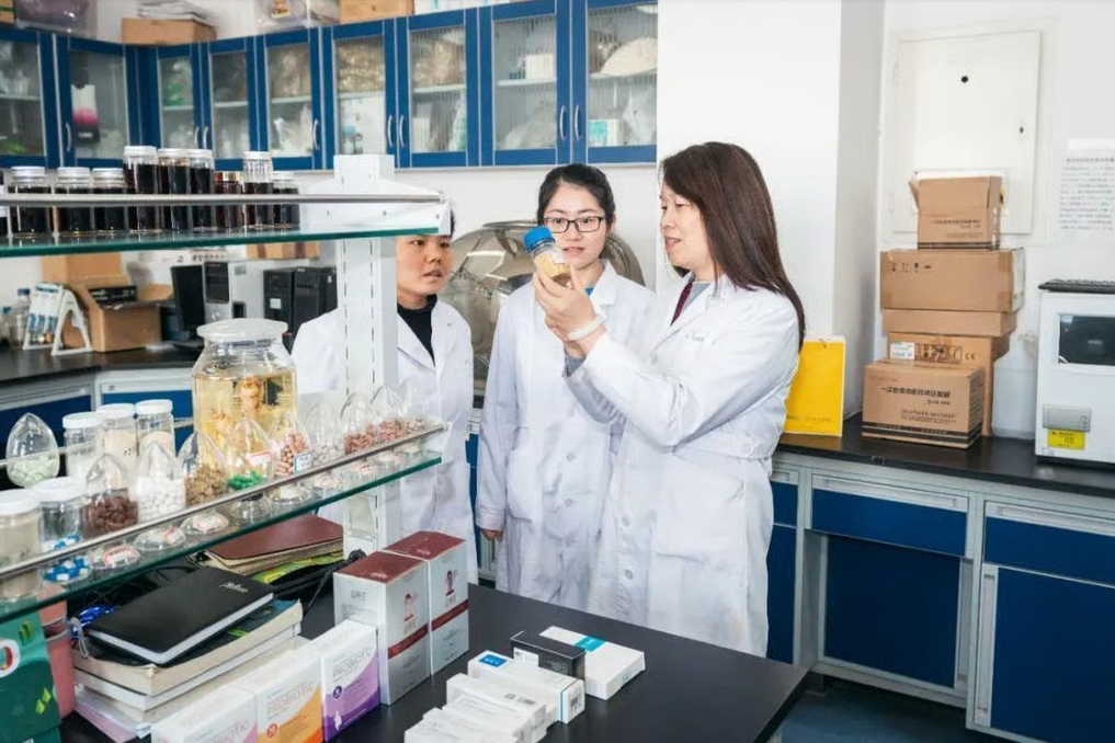 Nóng: Một tỷ phú đôla Mỹ vừa được bổ nhiệm làm phó hiệu trưởng trường ĐH hàng đầu Trung Quốc- Ảnh 3. Nóng: Một tỷ phú đôla Mỹ vừa được bổ nhiệm làm phó hiệu trưởng trường ĐH hàng đầu Trung Quốc- Ảnh 3.