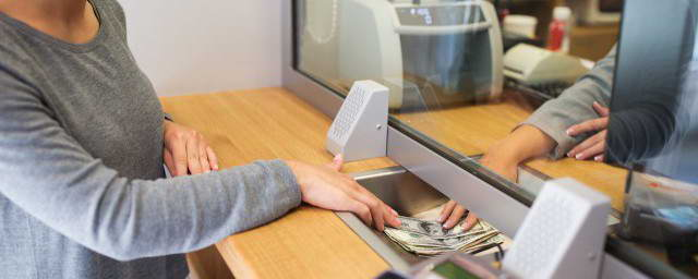 Mang 35 tỷ đồng tiền đền bù đất đi gửi ngân hàng, sáng hôm sau số dư chỉ còn 0 đồng, ngân hàng tuyên bố: "Chúng tôi giúp anh trả nợ đấy!"- Ảnh 1.