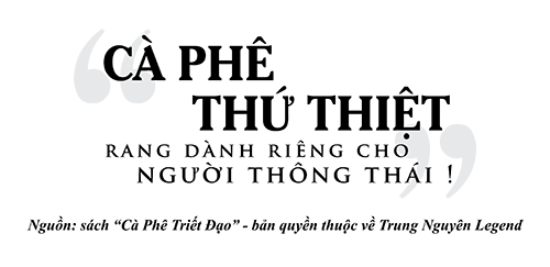Coco Chanel và tinh thần cách tân thời trang đương đại- Ảnh 7. A black and white image of two people Description automatically generated