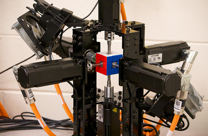 Chuyện gì vậy? 4 cậu sinh viên này vừa đánh bại cả tập đoàn Mitsubishi của Nhật Bản, để tạo ra robot giải Rubik nhanh nhất lịch sử thế giới: Chỉ mất 0,103 giây - chưa đầy nửa cái chớp mắt- Ảnh 4.