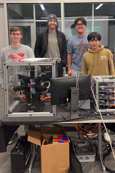 Chuyện gì vậy? 4 cậu sinh viên này vừa đánh bại cả tập đoàn Mitsubishi của Nhật Bản, để tạo ra robot giải Rubik nhanh nhất lịch sử thế giới: Chỉ mất 0,103 giây - chưa đầy nửa cái chớp mắt- Ảnh 2.