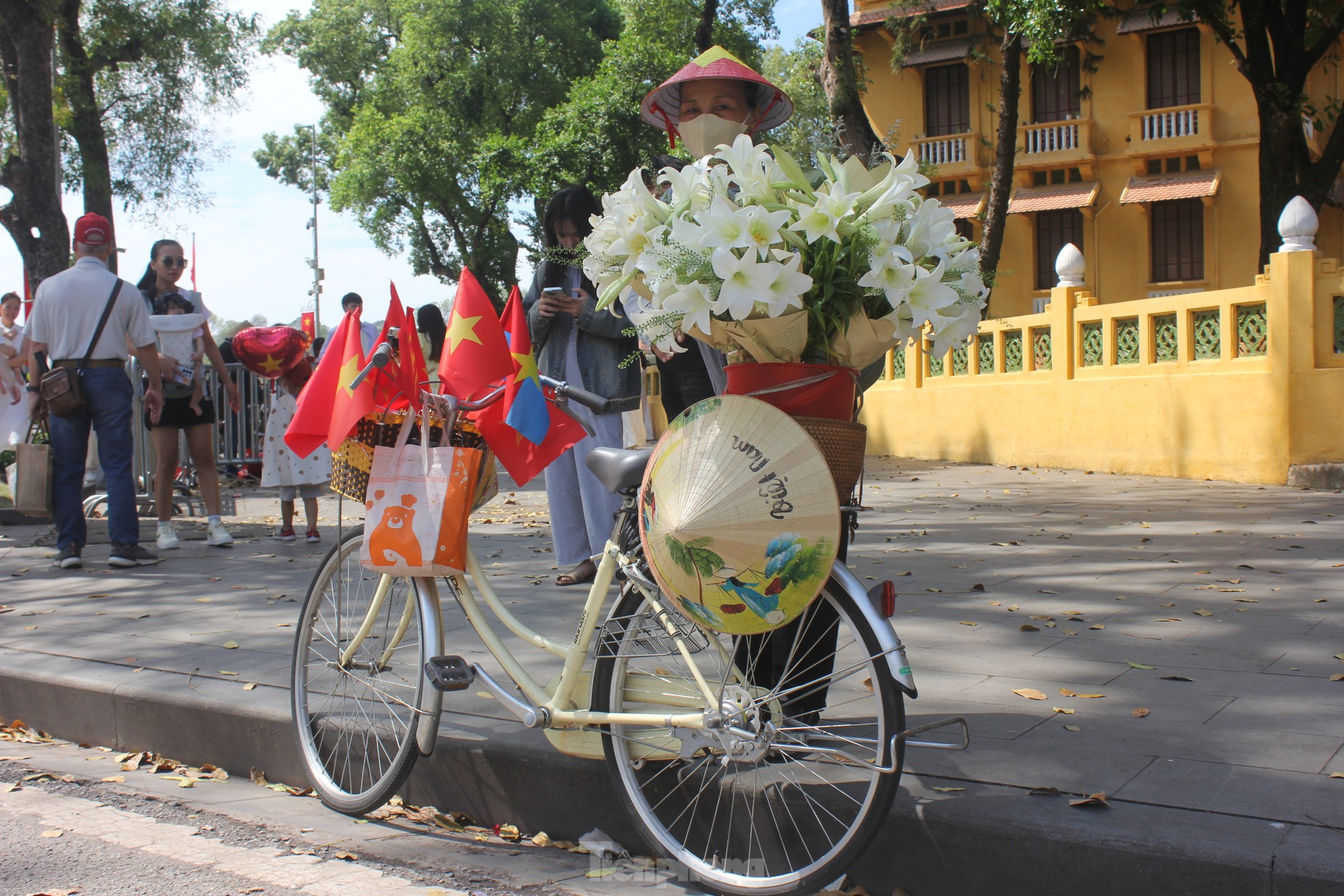 Khách nước ngoài ngưỡng mộ cách người Việt mừng 50 năm đất nước thống nhất- Ảnh 16.