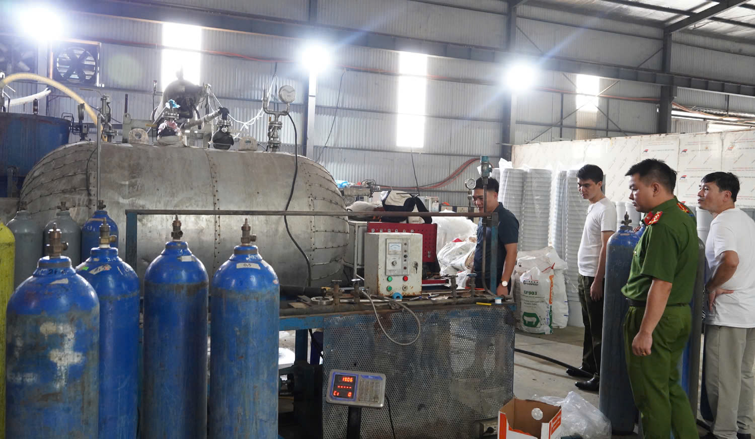 Triệt phá đường dây sản xuất, mua bán khí cười cực lớn- Ảnh 1. Triệt phá đường dây sản xuất, mua bán khí cười cực lớn- Ảnh 1.