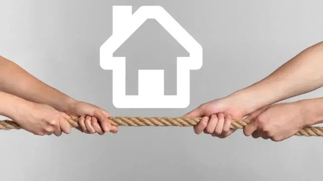 Vay 300 triệu đồng mua nhà 80m2 nhờ chị gái đứng tên, 5 năm sau anh rể đòi ly hôn chia đôi tài sản: Tòa phán “phải chuyển nhượng sau 10 ngày”- Ảnh 2.