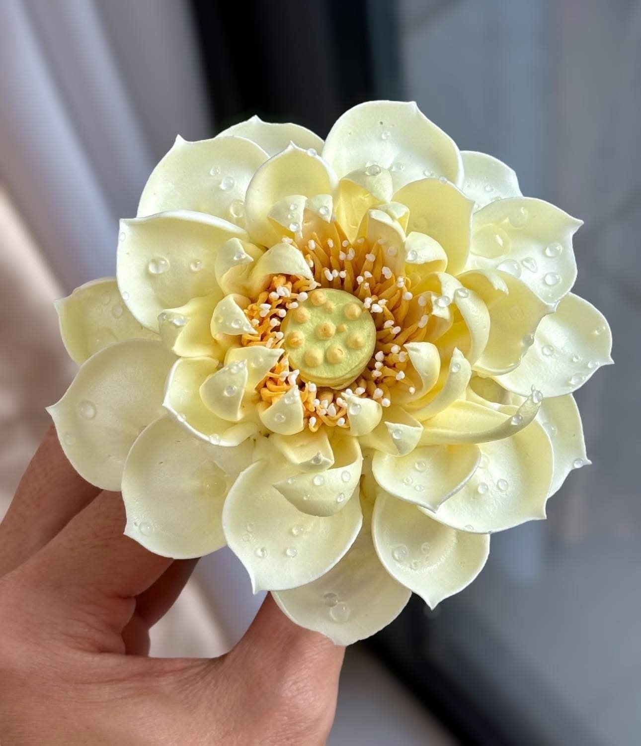 Chàng trai TP.HCM làm hoa bằng kem 'thật còn hơn cả hoa thật'- Ảnh 4.