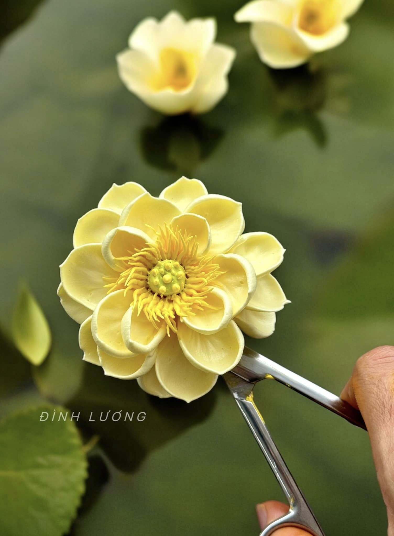 Chàng trai TP.HCM làm hoa bằng kem 'thật còn hơn cả hoa thật'- Ảnh 19.