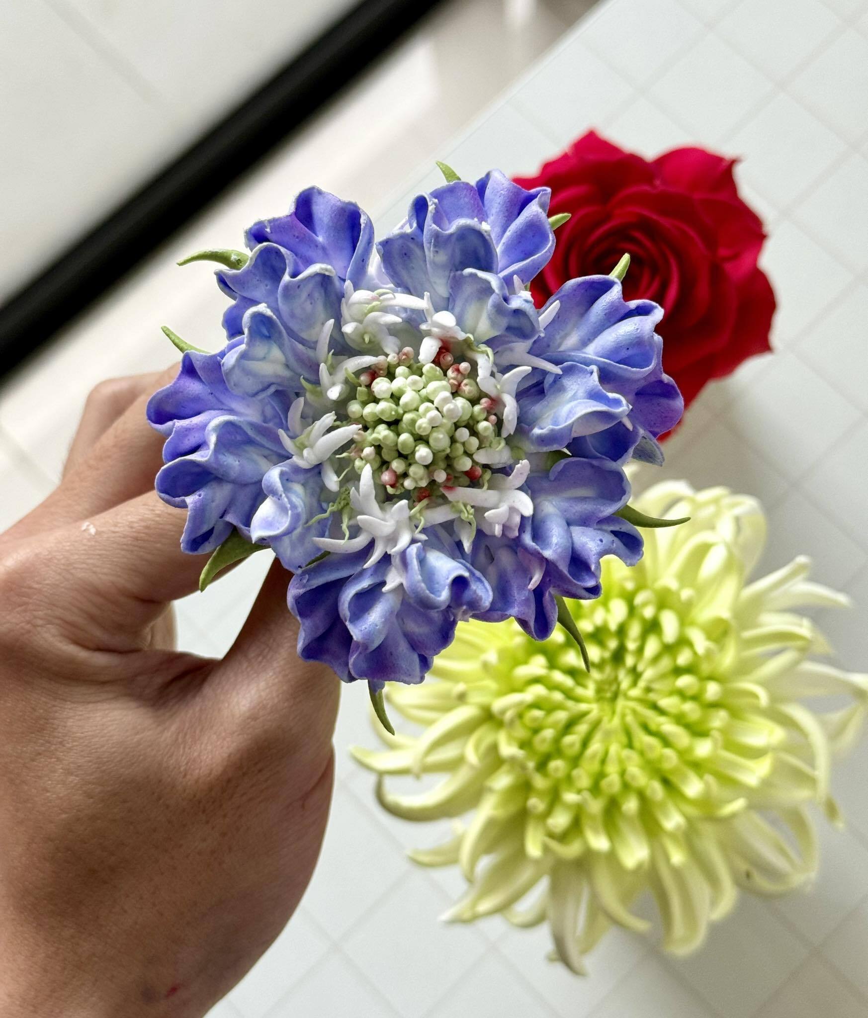 Chàng trai TP.HCM làm hoa bằng kem 'thật còn hơn cả hoa thật'- Ảnh 3.