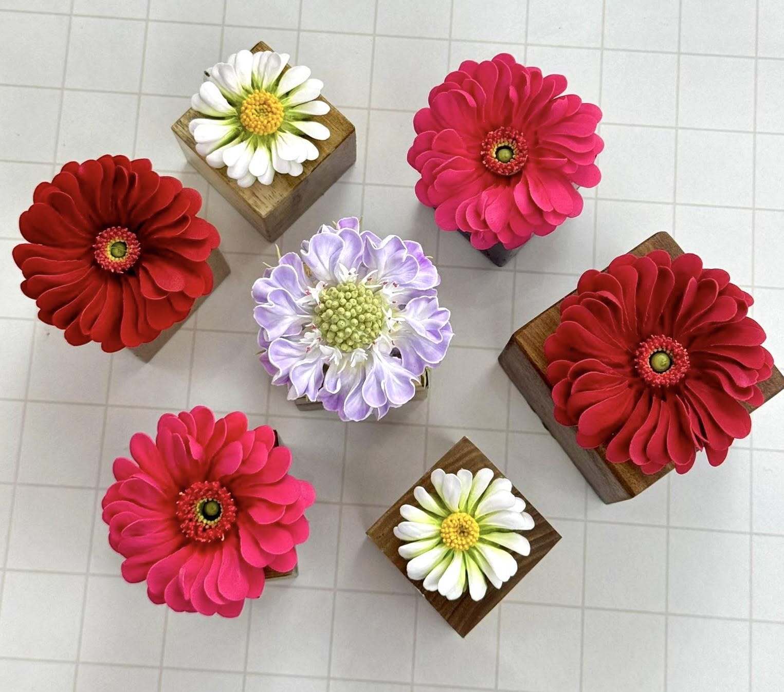 Chàng trai TP.HCM làm hoa bằng kem 'thật còn hơn cả hoa thật'- Ảnh 8.