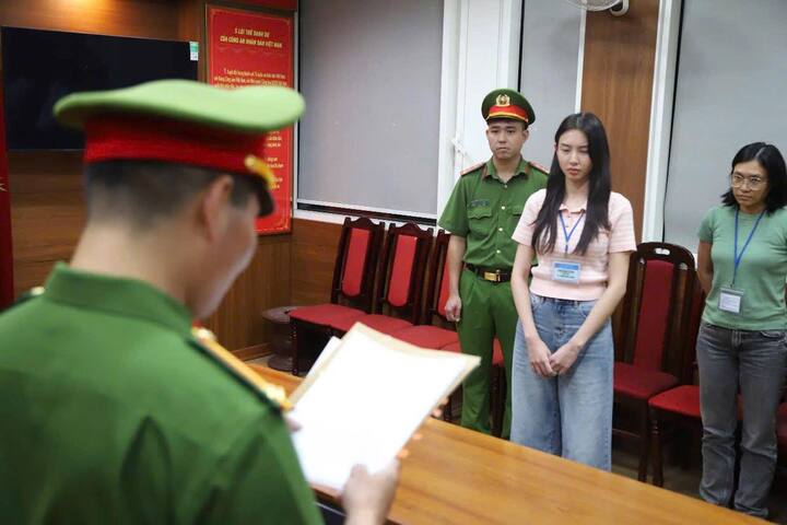 Hoa hậu Thuỳ Tiên khai lý do tham gia điều hành sản xuất, bán kẹo Kera- Ảnh 1.