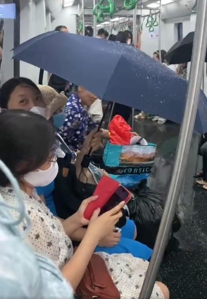 Khách bất ngờ phải… che ô khi đi tàu điện: Hà Nội Metro xin lỗi- Ảnh 1. Khách bất ngờ phải… che ô khi đi tàu điện: Hà Nội Metro xin lỗi- Ảnh 1.