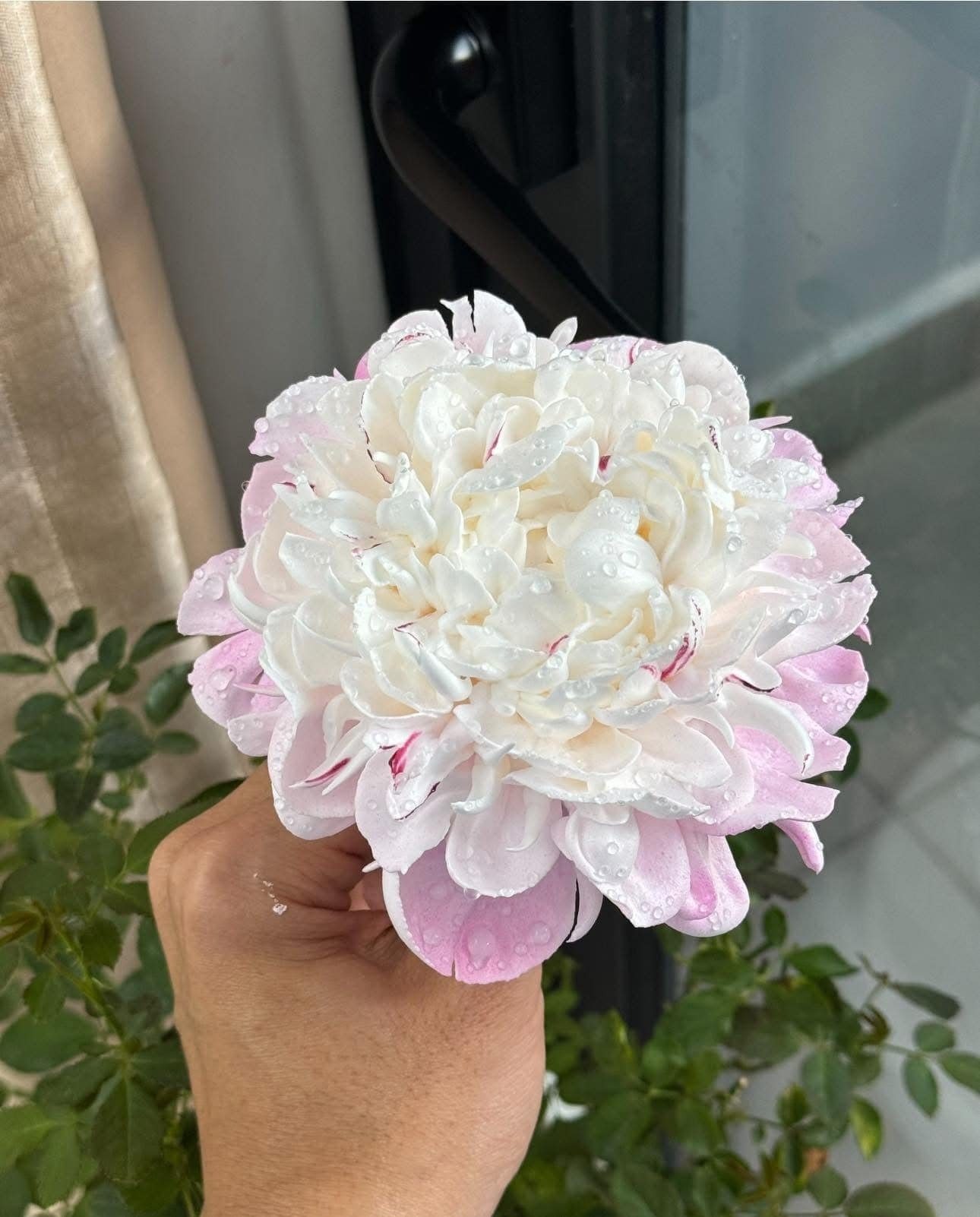 Chàng trai TP.HCM làm hoa bằng kem 'thật còn hơn cả hoa thật'- Ảnh 1.