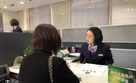 Người phụ nữ gửi tiết kiệm hơn 575 triệu đồng, 4 năm sau phát hiện tiền đã được chuyển đi mua bảo hiểm, ngân hàng tuyên bố: "Khi cô đủ 100 tuổi mới được rút tiền”- Ảnh 1. Người phụ nữ gửi tiết kiệm hơn 575 triệu đồng, 4 năm sau phát hiện tiền đã được chuyển đi mua bảo hiểm, ngân hàng tuyên bố: "Khi cô đủ 100 tuổi mới được rút tiền”- Ảnh 1.