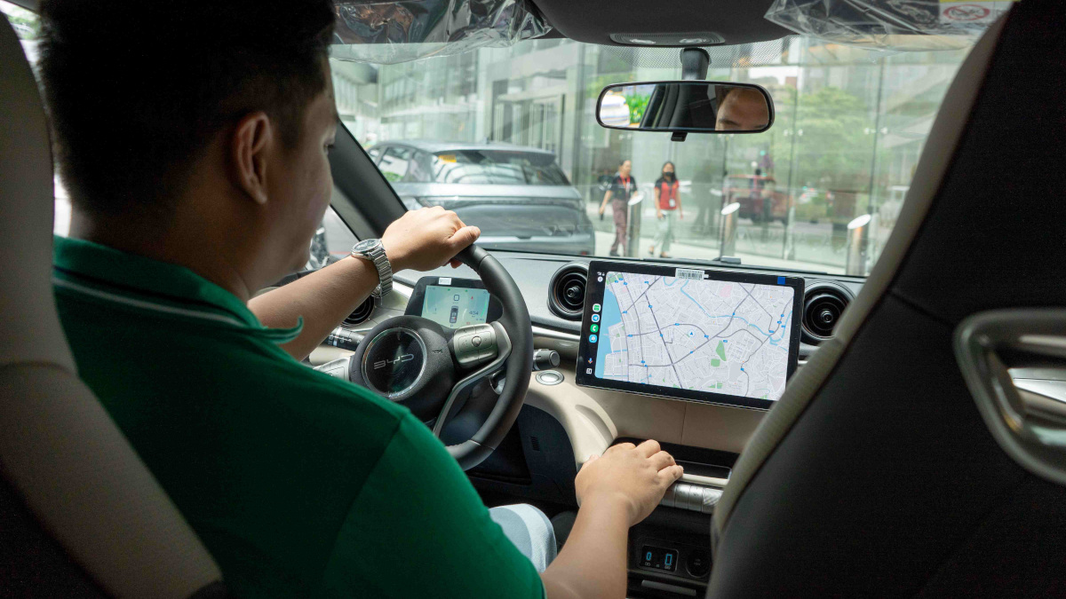 Cái bắt tay giữa Grab và hãng xe điện số 1 thế giới: Cam kết thu nhập 25 triệu đồng/kỳ cho tài xế- Ảnh 1.