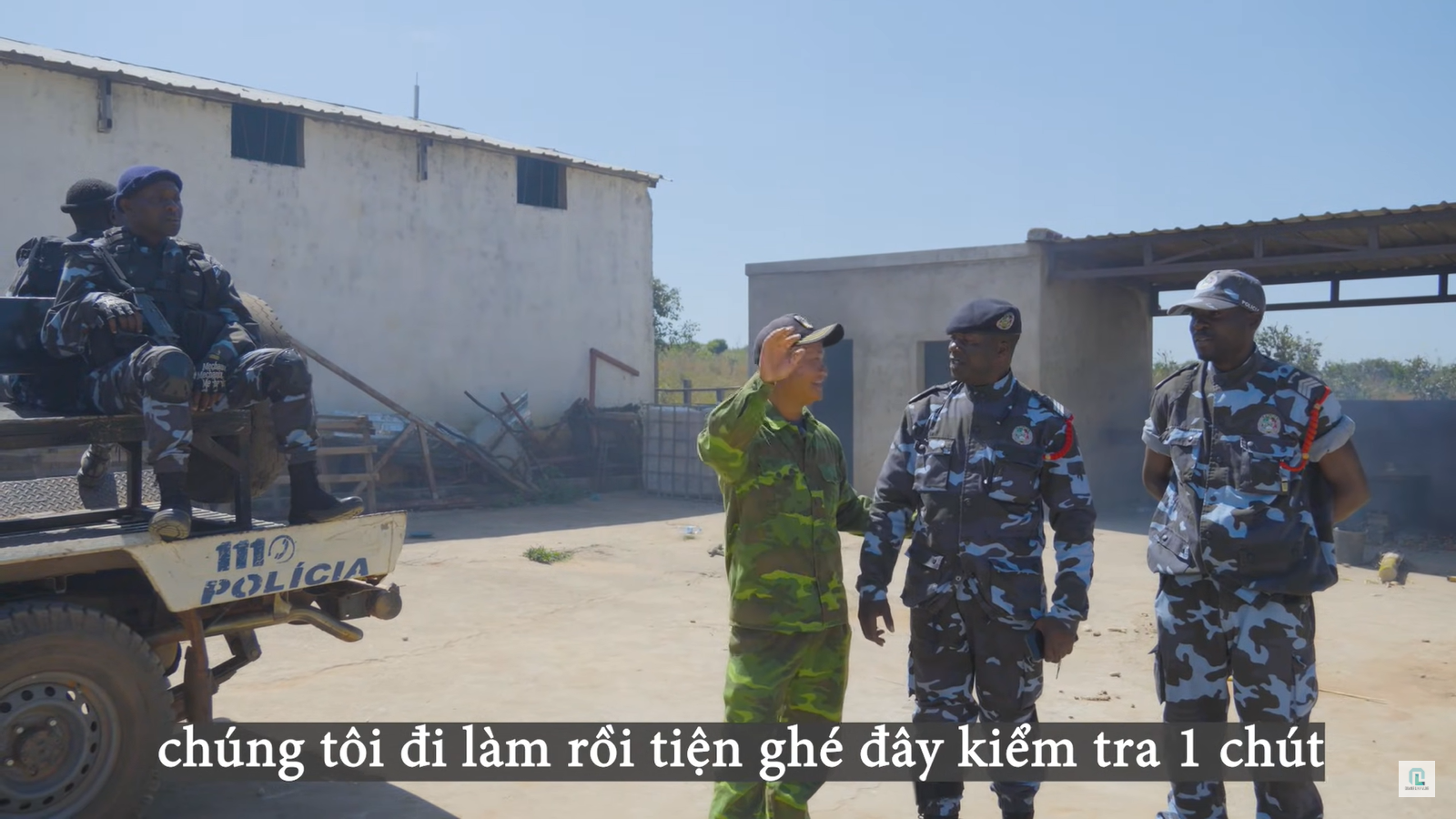 Cảnh sát bất ngờ đến trang trại team Quang Linh châu Phi, chuyện gì đã xảy ra?- Ảnh 1.