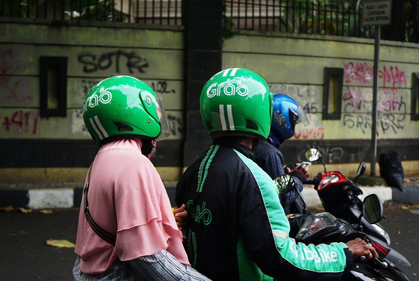 Chuyện gì đây: Hàng trăm tài xế Grab tại một quốc gia châu Á biểu tình, bị "cắt phế" tới 30% doanh thu mỗi cuốc xe, chạy 10-12h/ngày thu về không tới 155.000 đồng- Ảnh 1. Chuyện gì đây: Hàng trăm tài xế Grab tại một quốc gia châu Á biểu tình, bị "cắt phế" tới 30% doanh thu mỗi cuốc xe, chạy 10-12h/ngày thu về không tới 155.000 đồng- Ảnh 1.