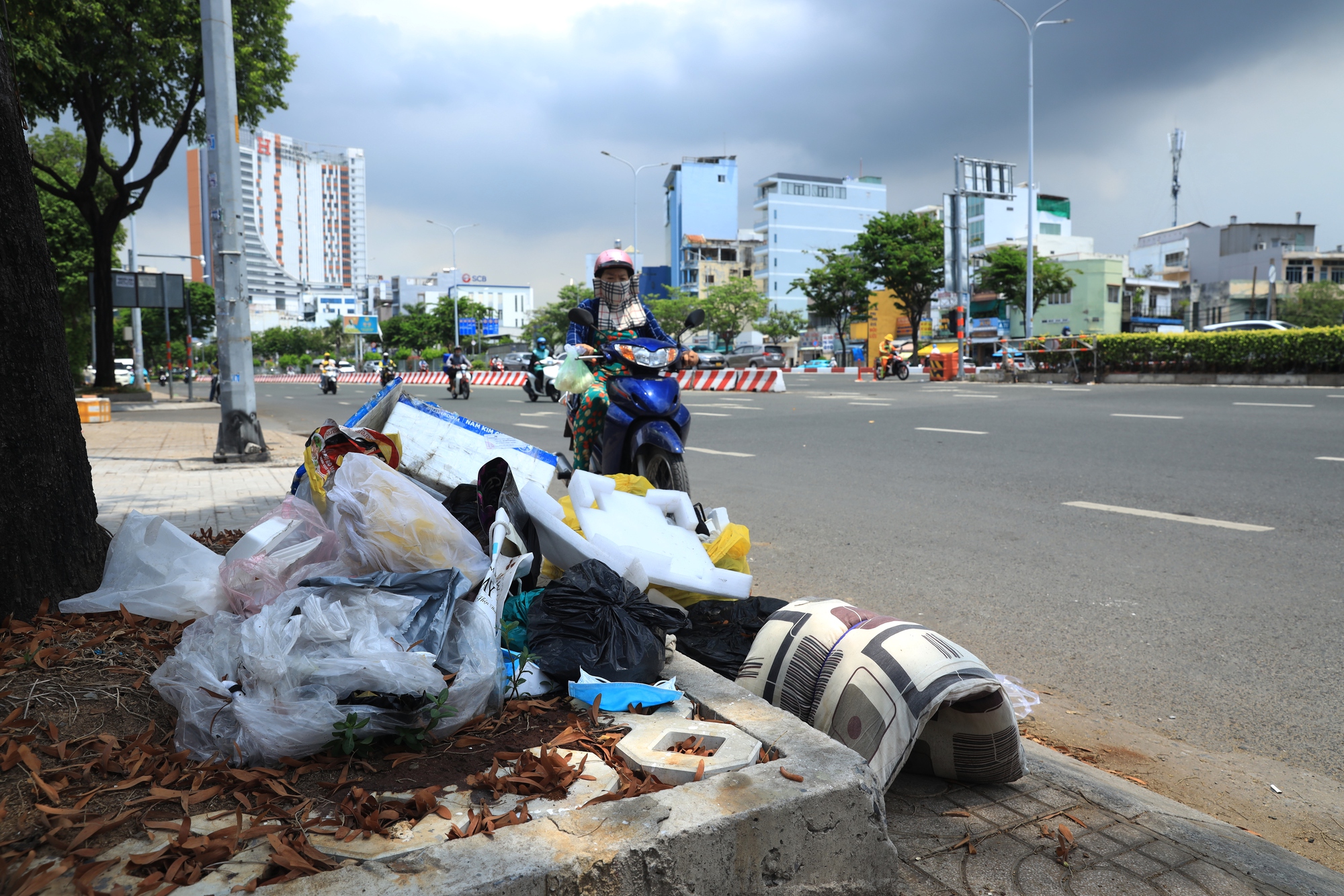 Rác quen mặt, phố quen mùi: Nỗi niềm đô thị TP Hồ Chí Minh- Ảnh 9. Rác quen mặt, phố quen mùi: Nỗi niềm đô thị TP Hồ Chí Minh- Ảnh 9.
