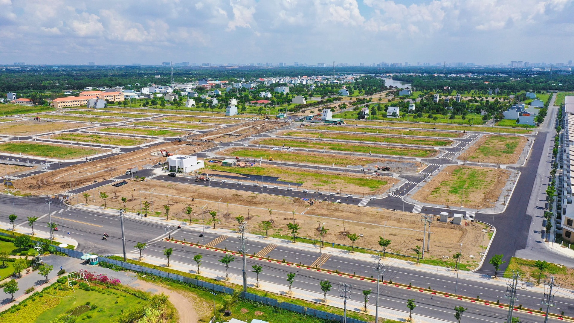 Nhà đầu tư miền Bắc đang Nam tiến "săn" bất động sản lân cận Tp.HCM- Ảnh 2. Nhà đầu tư miền Bắc đang Nam tiến "săn" bất động sản lân cận Tp.HCM- Ảnh 2.