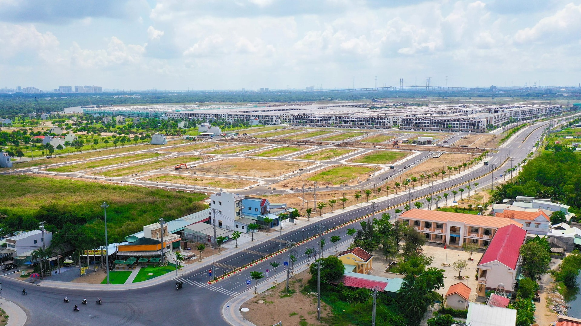 Nhà đầu tư miền Bắc đang Nam tiến "săn" bất động sản lân cận Tp.HCM- Ảnh 1. Nhà đầu tư miền Bắc đang Nam tiến "săn" bất động sản lân cận Tp.HCM- Ảnh 1.