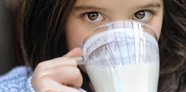 Cho trẻ uống sữa: 3 điều cha mẹ cần biết để con không bị thiếu máu, thiếu chất, ảnh hưởng đường ruột- Ảnh 3.