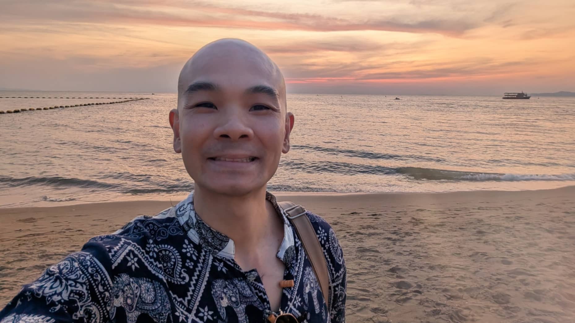 Sống ở Thái Lan nhưng làm việc ở Singapore, cựu kỹ sư Google 39 tuổi bay hơn 1.900 km/tuần để đi làm: "Cơ hội để sống tự do"- Ảnh 1.