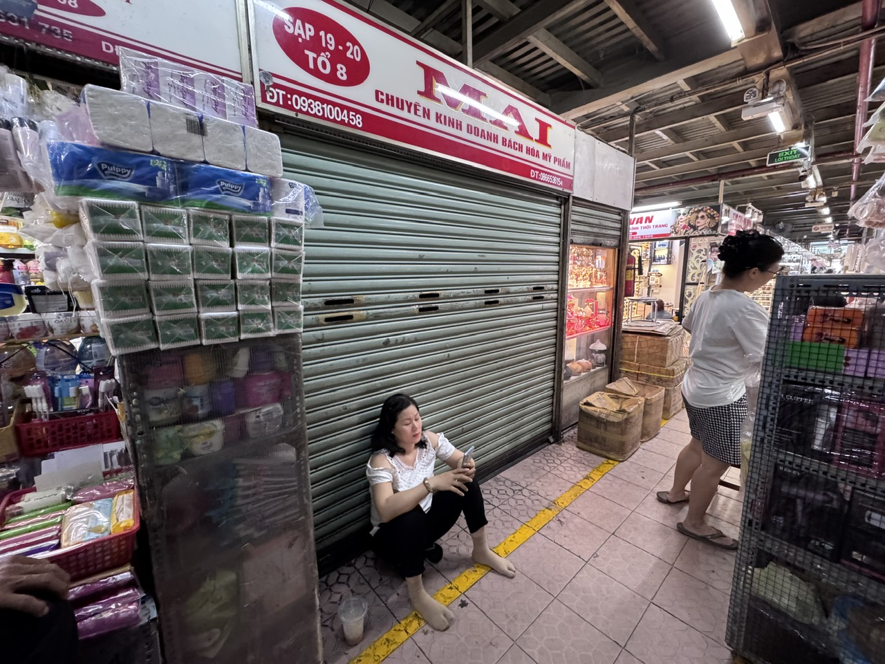 Bộ Y tế ra quân kiểm tra, nhiều cửa hàng mỹ phẩm ngưng bán- Ảnh 2. Bộ Y tế ra quân kiểm tra, nhiều cửa hàng mỹ phẩm ngưng bán- Ảnh 2.