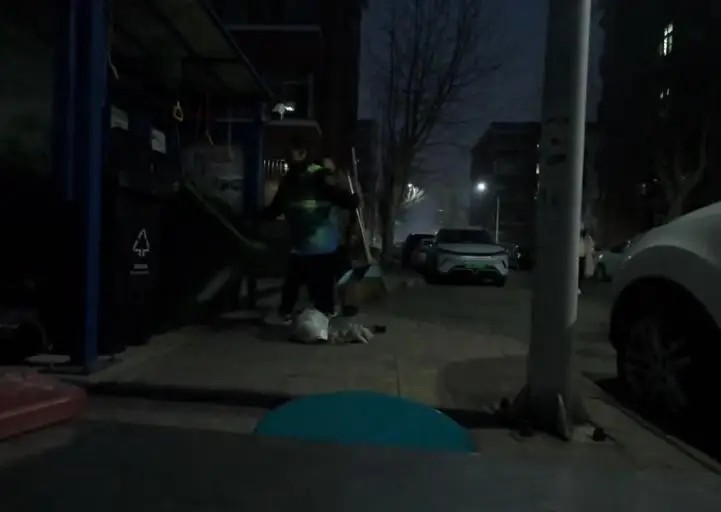 “Không đỉnh cao nào là vĩnh cửu”: Cựu lập trình viên Huawei thất nghiệp làm công nhân vệ sinh – Nghề nghiệp nào cũng đáng được tôn trọng, hãy mạnh mẽ sống!- Ảnh 3.