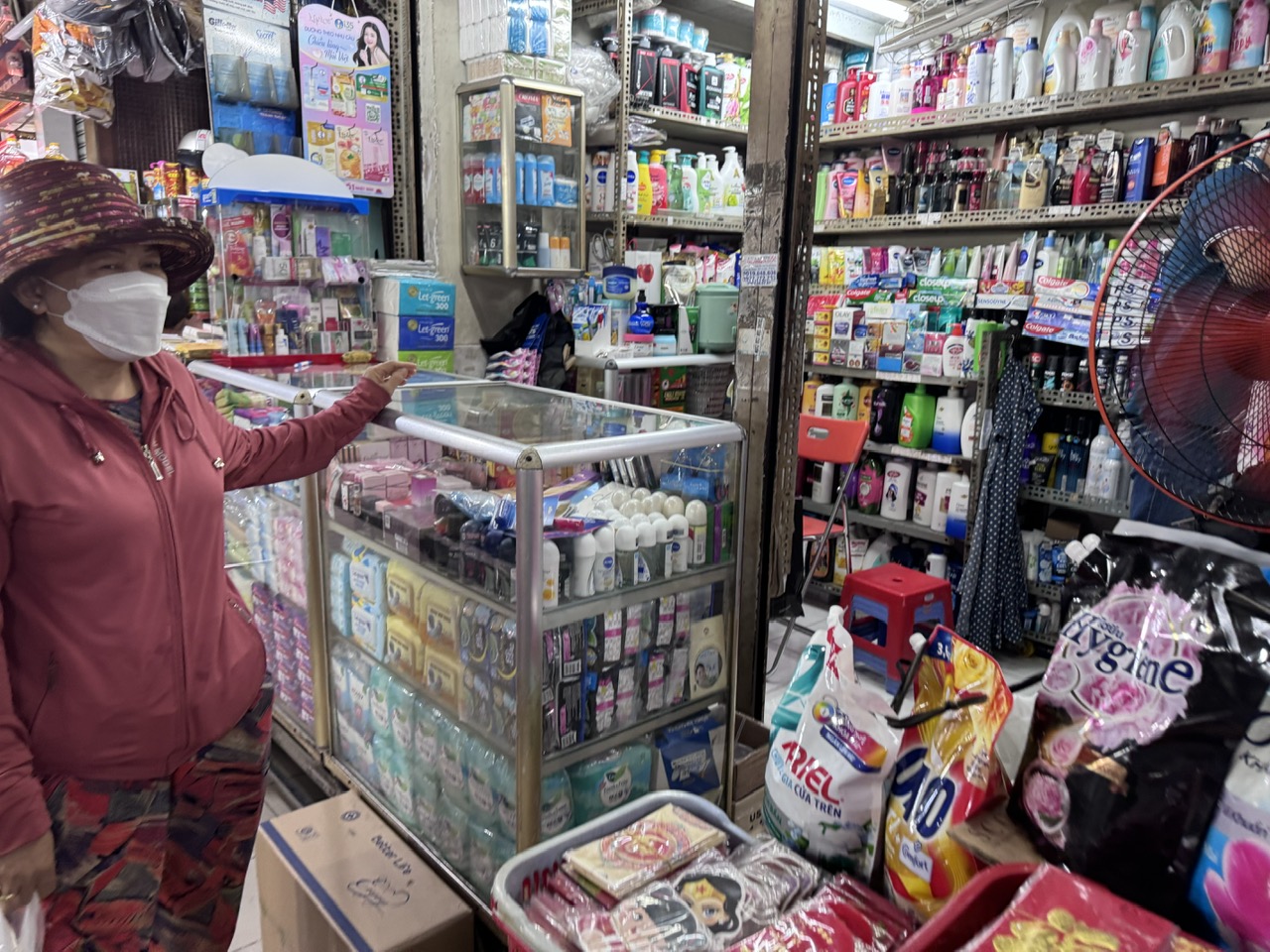 Bộ Y tế ra quân kiểm tra, nhiều cửa hàng mỹ phẩm ngưng bán- Ảnh 1. Bộ Y tế ra quân kiểm tra, nhiều cửa hàng mỹ phẩm ngưng bán- Ảnh 1.