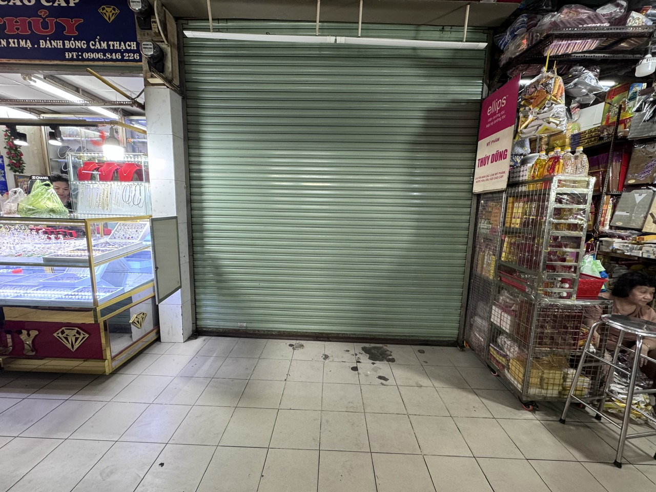 Bộ Y tế ra quân kiểm tra, nhiều cửa hàng mỹ phẩm ngưng bán- Ảnh 3. Bộ Y tế ra quân kiểm tra, nhiều cửa hàng mỹ phẩm ngưng bán- Ảnh 3.