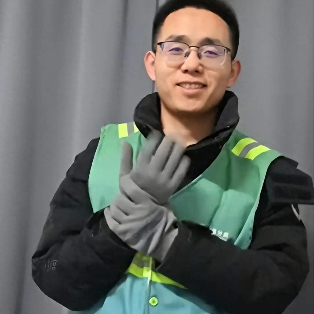 “Không đỉnh cao nào là vĩnh cửu”: Cựu lập trình viên Huawei thất nghiệp làm công nhân vệ sinh – Nghề nghiệp nào cũng đáng được tôn trọng, hãy mạnh mẽ sống!- Ảnh 1.