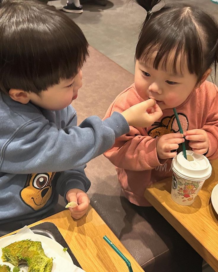 Khi nhà có thêm em nhỏ, người lớn tuyệt đối tránh nói với con lớn 7 câu "đại kỵ" này- Ảnh 1.