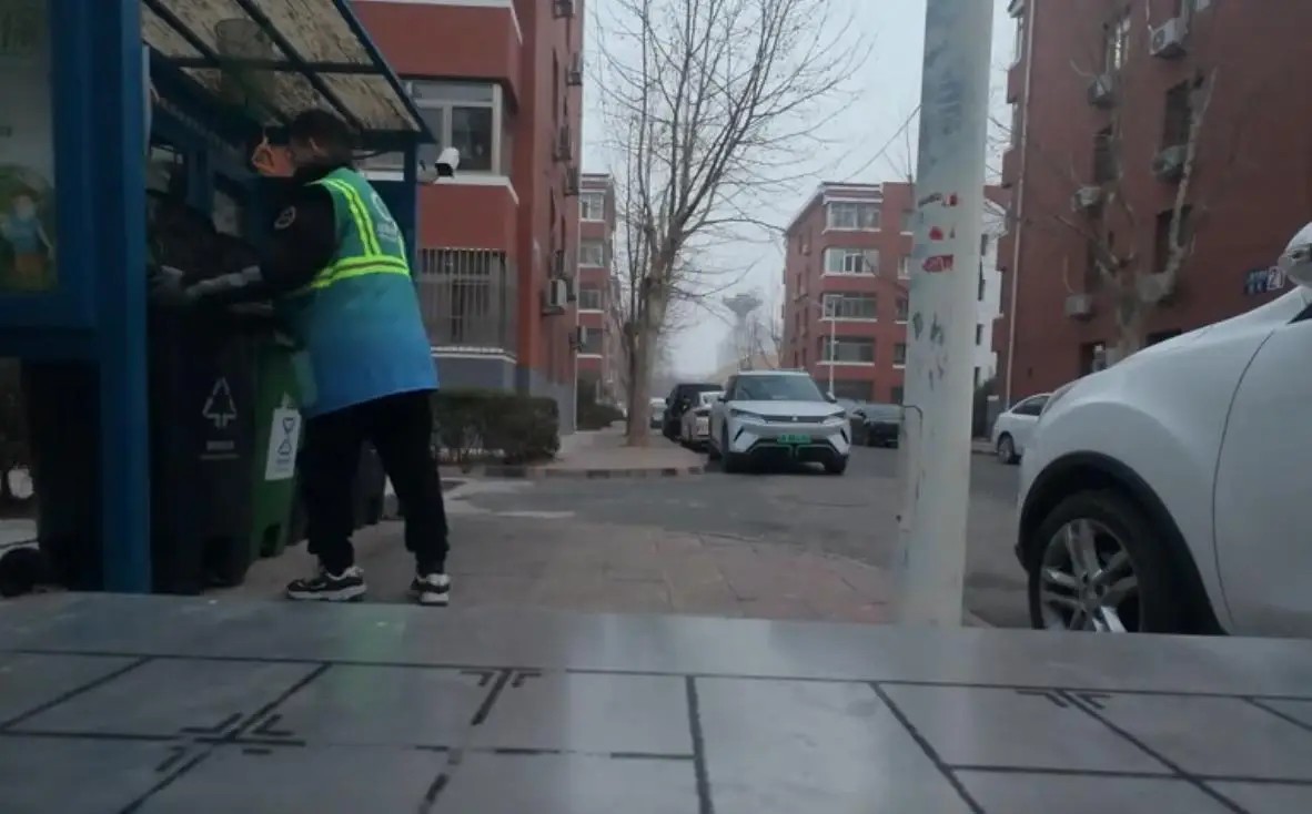 “Không đỉnh cao nào là vĩnh cửu”: Cựu lập trình viên Huawei thất nghiệp làm công nhân vệ sinh – Nghề nghiệp nào cũng đáng được tôn trọng, hãy mạnh mẽ sống!- Ảnh 4.