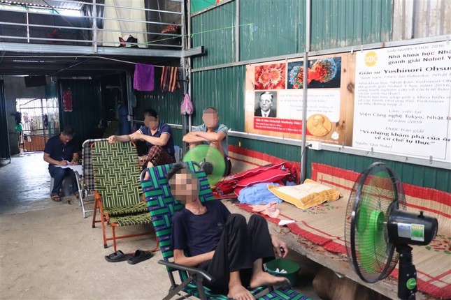 Cơ sở chữa bệnh bằng nước chống đối, khóa cửa không cho đoàn kiểm tra về- Ảnh 4.