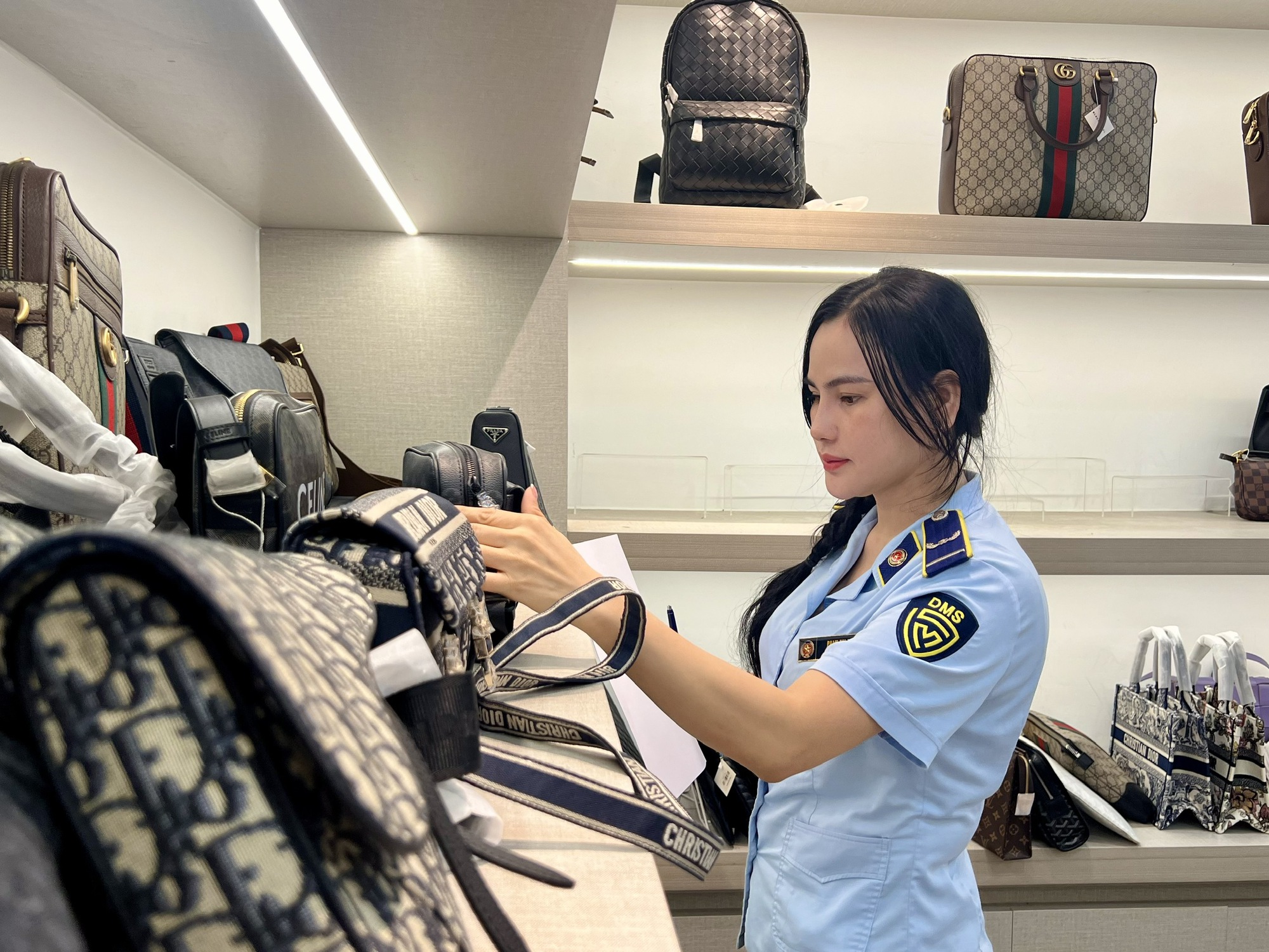 Cao điểm chống hàng giả, hàng lậu bắt đầu: Kiểm tra một loạt cơ sở, có hộ kinh doanh bị phạt gần 100 triệu đồng vì hàng không rõ nguồn gốc- Ảnh 1. Cao điểm chống hàng giả, hàng lậu bắt đầu: Kiểm tra một loạt cơ sở, có hộ kinh doanh bị phạt gần 100 triệu đồng vì hàng không rõ nguồn gốc- Ảnh 1.