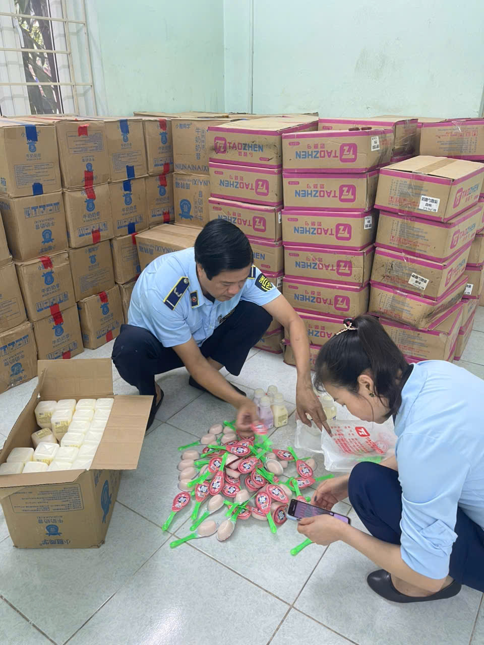 Cao điểm chống hàng giả, hàng lậu bắt đầu: Kiểm tra một loạt cơ sở, có hộ kinh doanh bị phạt gần 100 triệu đồng vì hàng không rõ nguồn gốc- Ảnh 3. Cao điểm chống hàng giả, hàng lậu bắt đầu: Kiểm tra một loạt cơ sở, có hộ kinh doanh bị phạt gần 100 triệu đồng vì hàng không rõ nguồn gốc- Ảnh 3.